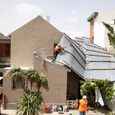 “Hay viviendas que todavía tienen los techos en las casas de sus vecinos”, dijeron desde Defensa Civil de Comodoro Rivadavia por el temporal de viento “Hay viviendas que todavía tienen los techos en las casas de sus vecinos”, dijeron desde Defensa Civil de Comodoro Rivadavia por el temporal de viento