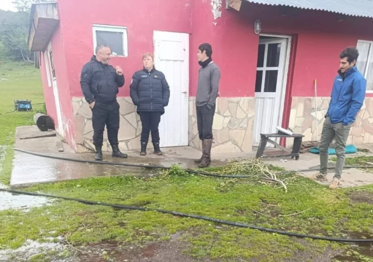  Agentes junto a los peones de campo tras ser hallados. FOTO: POLICÍA SANTA CRUZ