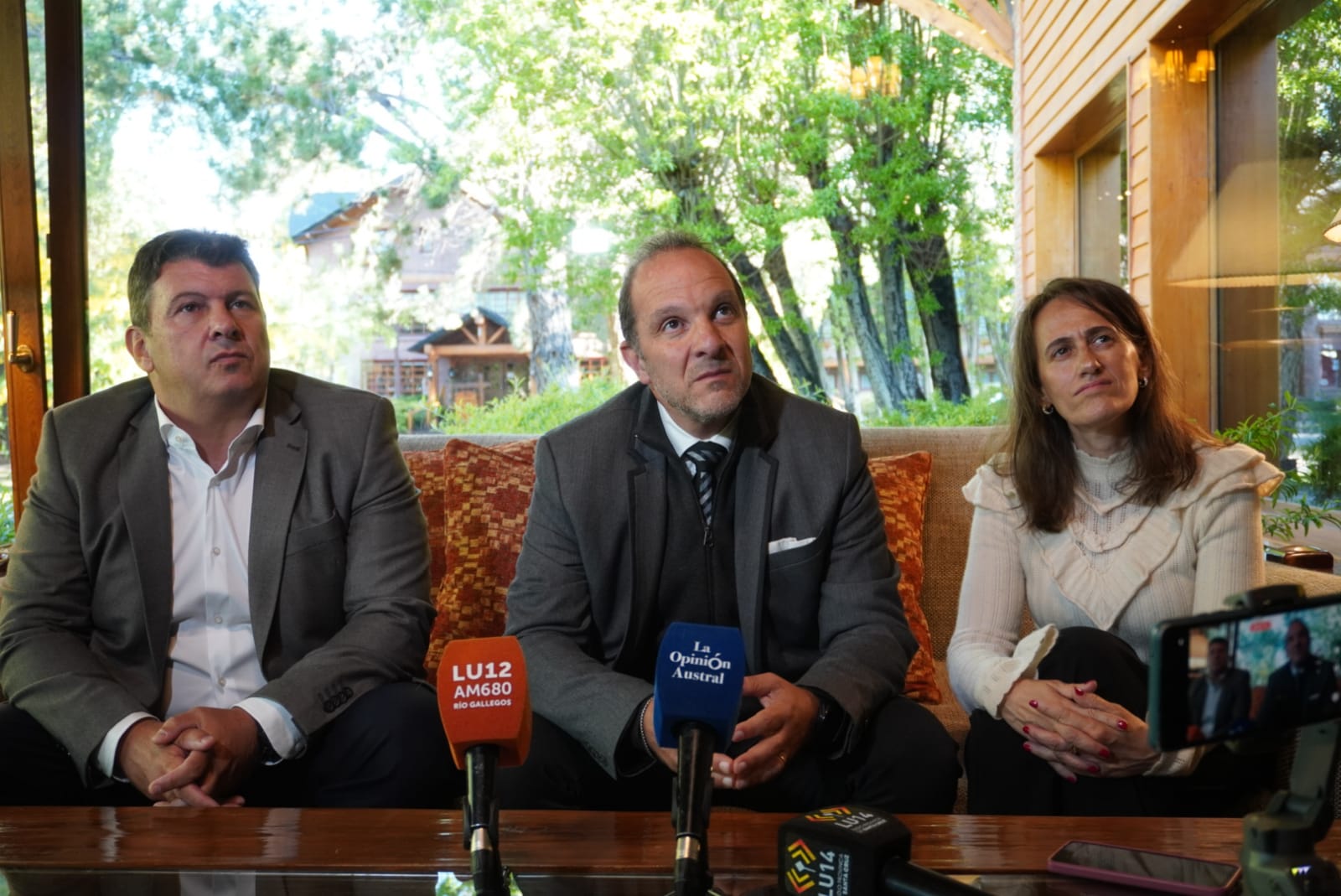  Carlos Gilardoni, presidente y CEO de Quintana; Gustavo Salerno, vicepresidente y CEO de Patagonia Resources y Silvana Chacra, vicepresidenta de Roch, en conferencia de prensa en El Calafate. FOTO: LEANDRO FRANCO/LA OPINIÓN AUSTRAL