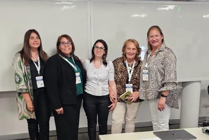  Zuliani en el centro de la imagen junto a parte de su equipo de trabajo.