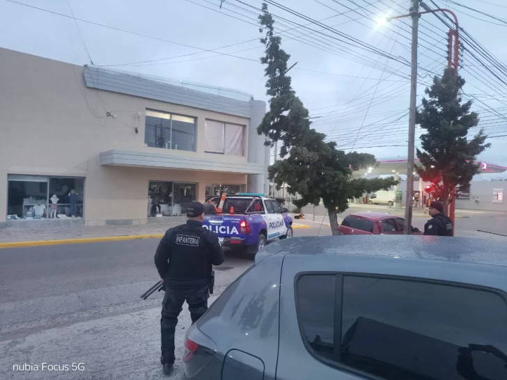  Personal policial trabajando en el lugar del hecho. FOTO: POLICÍA DE SANTA CRUZ.