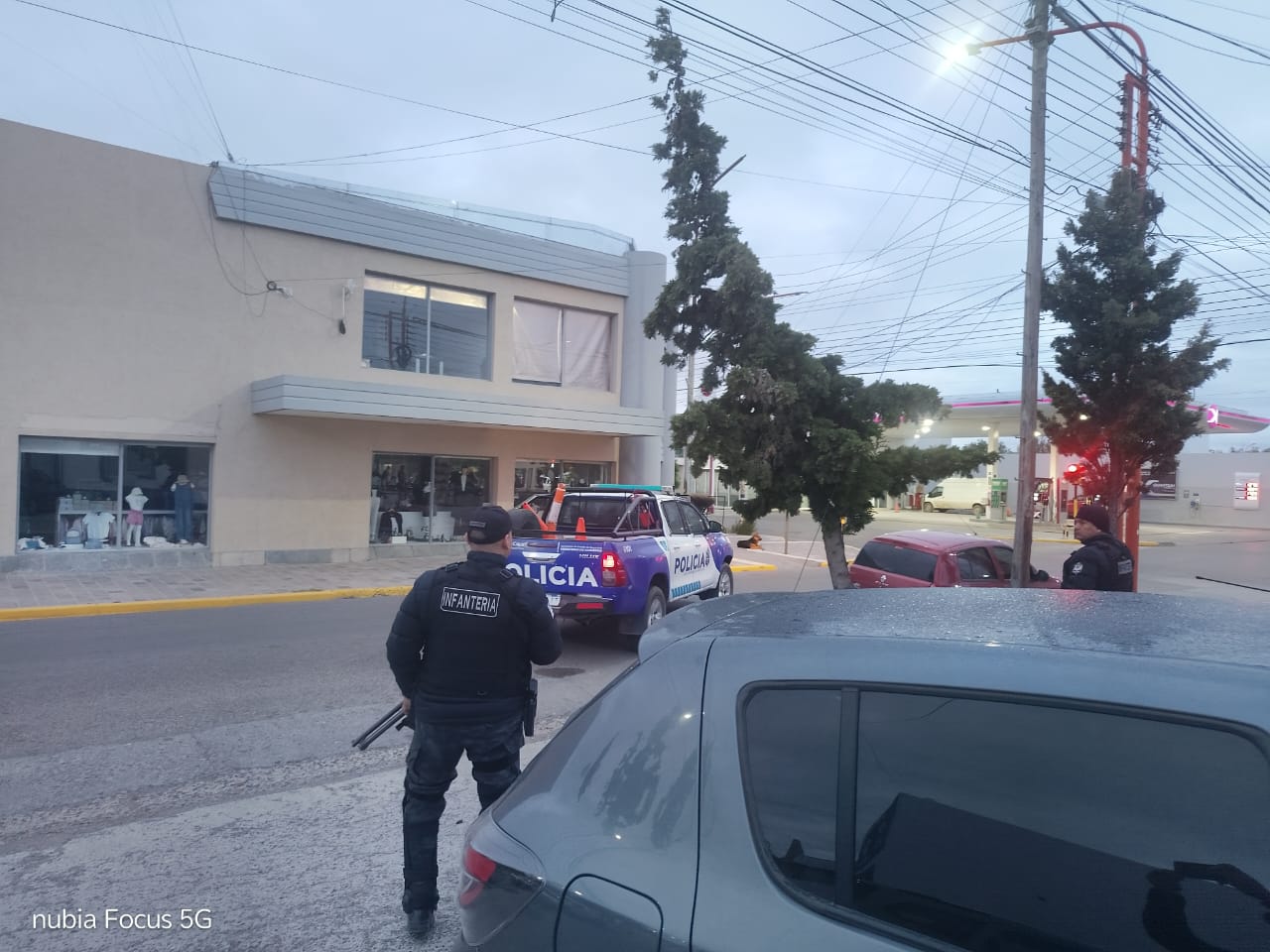  Personal policial trabajando en el lugar del hecho. FOTO: POLICÍA DE SANTA CRUZ.