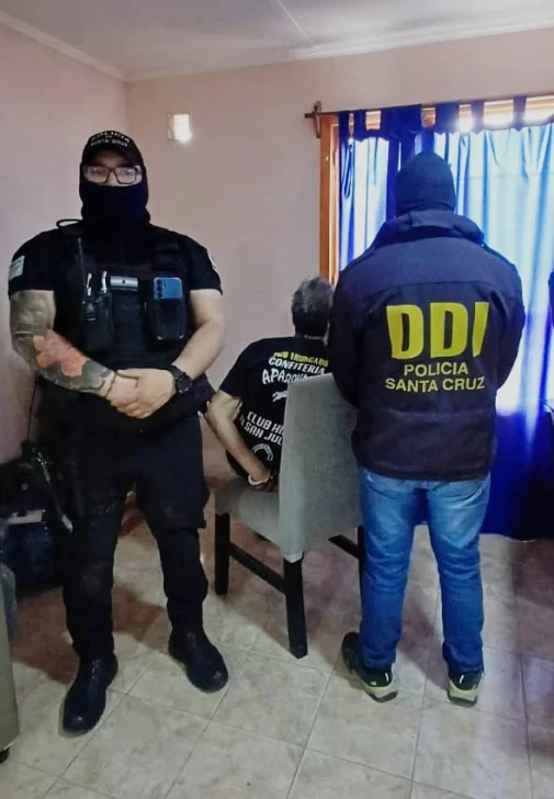  El acusado tras ser detenido por la Policía. FOTO: POLICÍA SANTA CRUZ