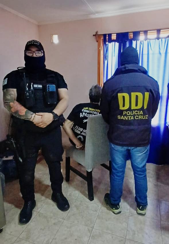  El acusado tras ser detenido por la Policía. FOTO: POLICÍA SANTA CRUZ