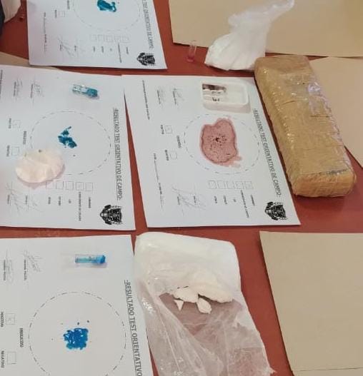  El ladrillo de marihuana incautado y los reactivos. FOTO: POLICÍA SANTA CRUZ