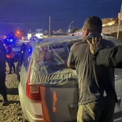 mecánico ebrio chocó un auto, atropelló a una joven pareja y la arrastró dos cuadras