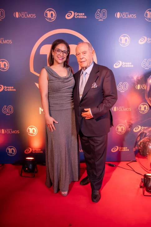  Natalia Olmos, directora de Medios de Grupo Crónica, le dio la bienvenida al empresario Aldrey Iglesias, presidente del Multimedios La Capital.