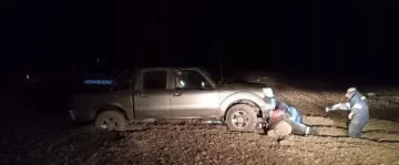 Bomberos y Vialidad salvaron a una familia de pescadores atrapada en la costa de Puerto Deseado