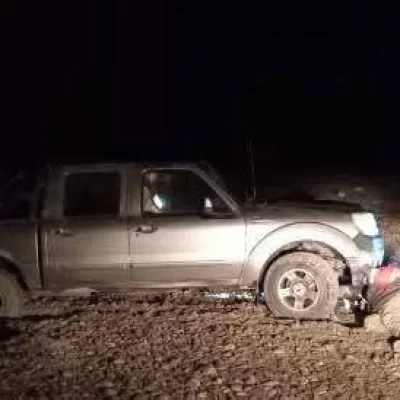 Bomberos y Vialidad salvaron a una familia de pescadores atrapada en la costa de Puerto Deseado Bomberos y Vialidad salvaron a una familia de pescadores atrapada en la costa de Puerto Deseado