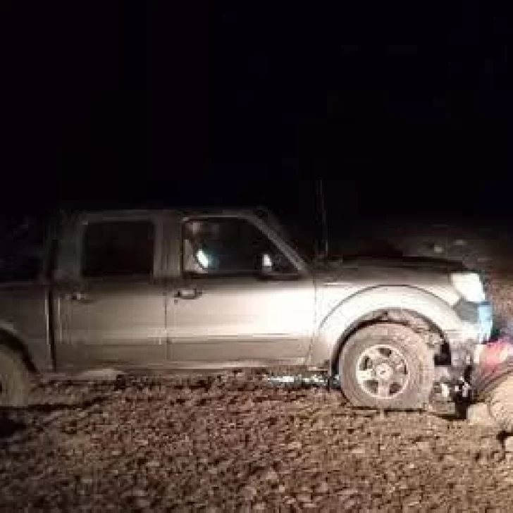 Bomberos y Vialidad salvaron a una familia de pescadores atrapada en la costa de Puerto Deseado