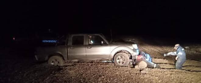 Bomberos y Vialidad salvaron a una familia de pescadores atrapada en la costa de Puerto Deseado