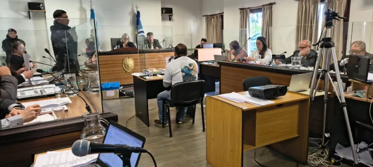  El padre de Soledad Maidana se dirige al Tribunal mientras expone su testimonio en la audiencia del juicio oral por homicidio vial con resultado fatal. FOTO: MARTÍN MUÑOZ QUESADA / LA OPINIÓN AUSTRAL.