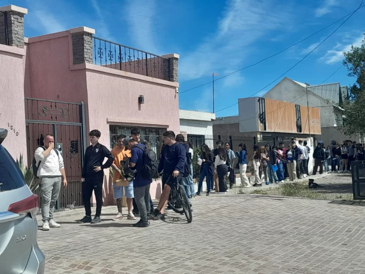 Más de 100 jóvenes hicieron fila por 3 puestos de trabajo en un restobar en Caleta Olivia