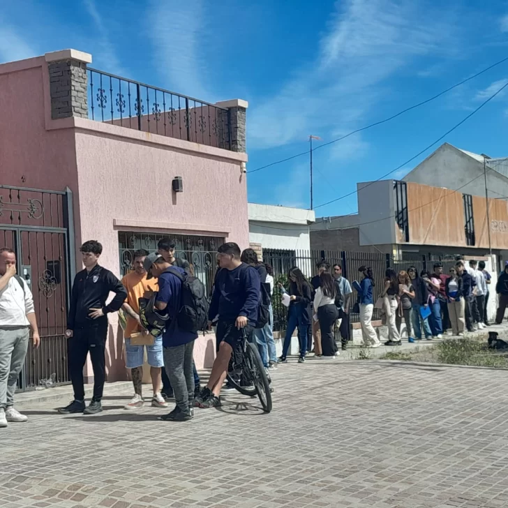 Más de 100 jóvenes hicieron fila por 3 puestos de trabajo en un restobar en Caleta Olivia Más de 100 jóvenes hicieron fila por 3 puestos de trabajo en un restobar en Caleta Olivia