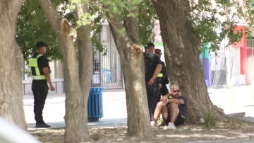 “Sos un ignorante”: altercado en pleno centro de Caleta Olivia entre un hombre y personal policial “Sos un ignorante”: altercado en pleno centro de Caleta Olivia entre un hombre y personal policial