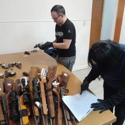 Clasificaron y trasladaron más de un centenar de armas secuestradas en Santa Cruz para su destrucción Clasificaron y trasladaron más de un centenar de armas secuestradas en Santa Cruz para su destrucción