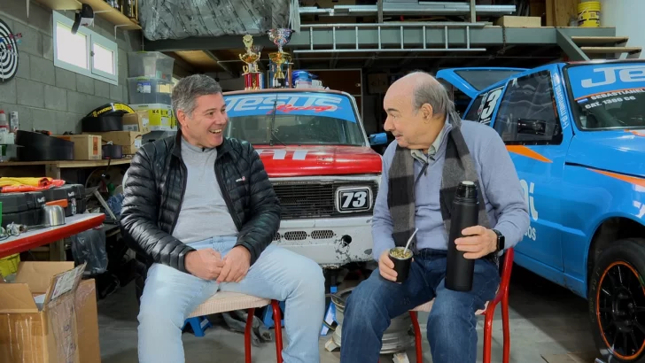  Mates, charla y risas, en el taller de uno de los referentes del automovilismo zonal. FOTOS: LEANDRO FRANCO/LA OPINIÓN AUSTRAL