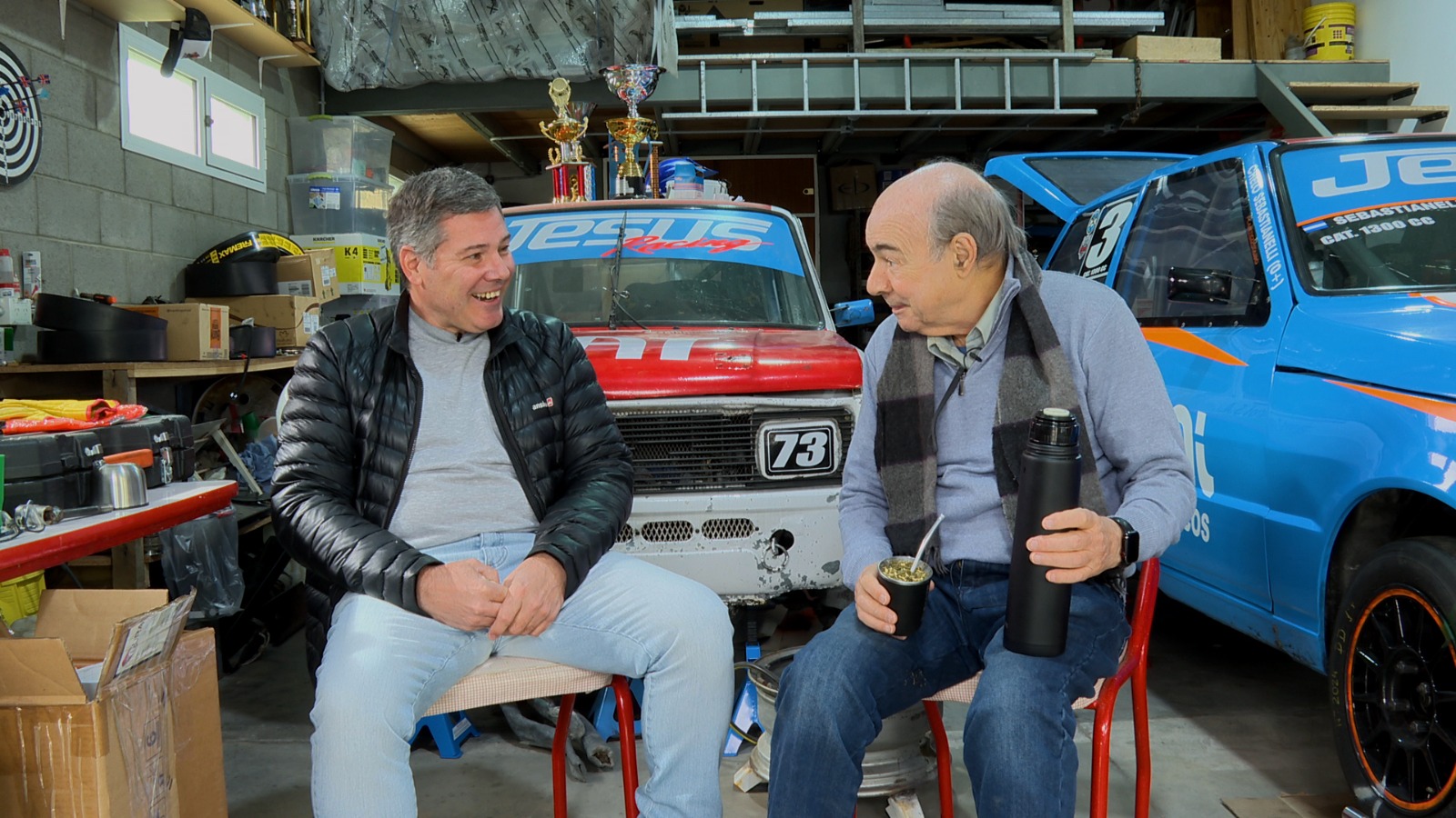  Mates, charla y risas, en el taller de uno de los referentes del automovilismo zonal. FOTOS: LEANDRO FRANCO/LA OPINIÓN AUSTRAL