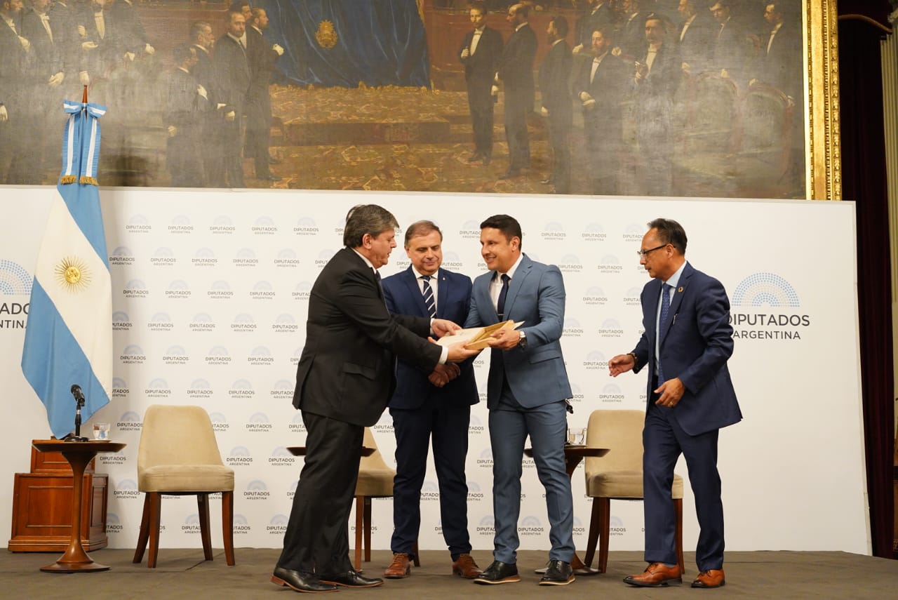  El vicegobernador con Juan Brügge y Zark Vauhlosky Reyes, entregando una distinción.