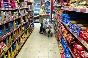 El ingreso mínimo para superar la línea de pobreza alcanzó los USD 1.000 en Argentina