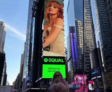 La emoción de Ángela Torres al encontrarse en una gigantografía del Times Square de Nueva York