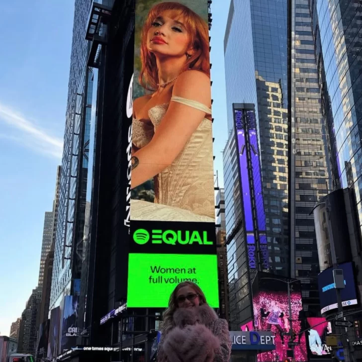 La emoción de Ángela Torres al encontrarse en una gigantografía del Times Square de Nueva York