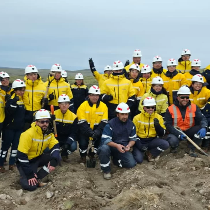 Newmont Cerro Negro recibió a 35 estudiantes santacruceños para su primera experiencia profesional en minería Newmont Cerro Negro recibió a 35 estudiantes santacruceños para su primera experiencia profesional en minería