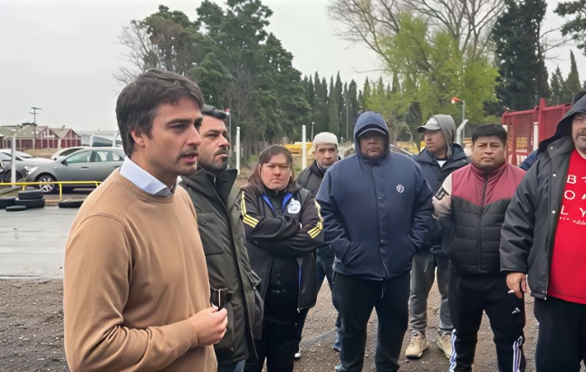  El secretario de Pesca, Andrés Arbeletche, hablando con los trabajadores de Red Chambler, el día en que la Provincia tomó posesión de la planta.