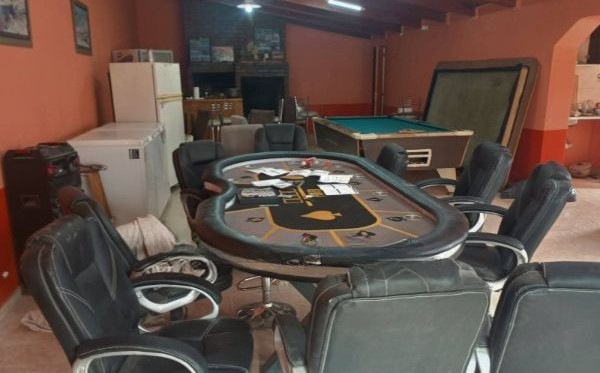 Lo buscaban por un robo y le encontraron un casino clandestino y una gran cantidad de drogas