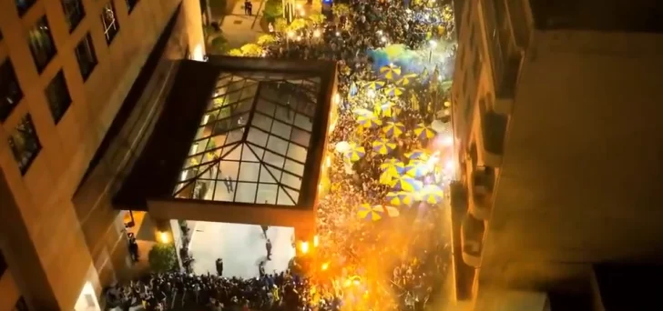 Fiesta azul y oro: el impresionante banderazo de los hinchas de Boca en la previa del Superclásico con River