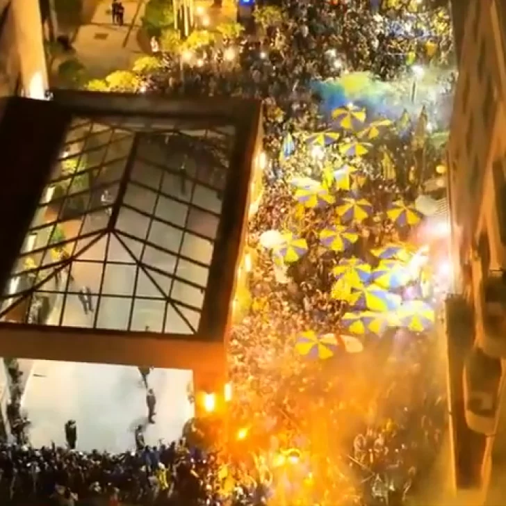 Fiesta azul y oro: el impresionante banderazo de los hinchas de Boca en la previa del Superclásico con River Fiesta azul y oro: el impresionante banderazo de los hinchas de Boca en la previa del Superclásico con River