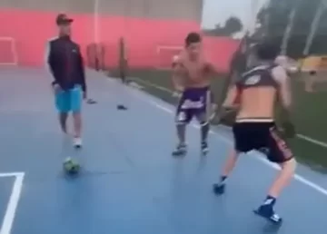 Le pegó una patada a un adolescente y lo dejó inconsciente tras una pelea de fútbol: “Si te metés, te doy un corchazo” Le pegó una patada a un adolescente y lo dejó inconsciente tras una pelea de fútbol: “Si te metés, te doy un corchazo”