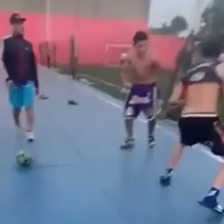 Le pegó una patada a un adolescente y lo dejó inconsciente tras una pelea de fútbol: “Si te metés, te doy un corchazo” Le pegó una patada a un adolescente y lo dejó inconsciente tras una pelea de fútbol: “Si te metés, te doy un corchazo”