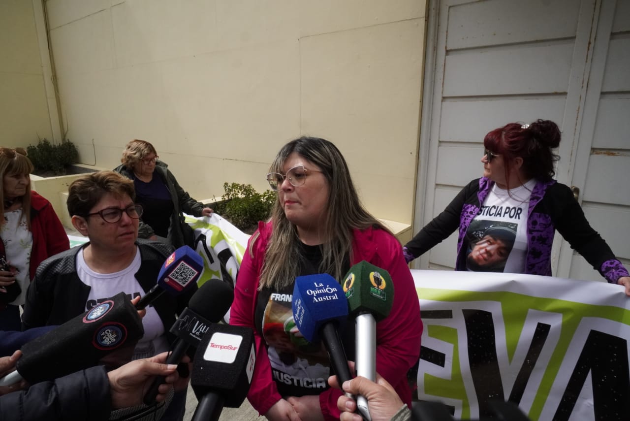  “Para mí es poco 11 años con todo lo que nos hizo Roberto Neil”, dijo Carla, hermana de Franco Cuevas. FOTO: LEANDRO FRANCO / LA OPINIÓN AUSTRAL.