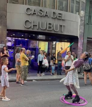 Noche de las Casas 2025: Chubut desembarca en Buenos Aires con dinosaurios gigantes, sabores y rock en vivo