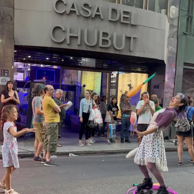 Noche de las Casas 2025: Chubut desembarca en Buenos Aires con dinosaurios gigantes, sabores y rock en vivo