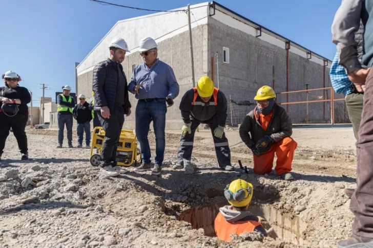  Obra del colector cloacal de la calle Concejal Ávila, que beneficiará a 1.400 familias de los barrios: Los Bretes, Fracción 14 y Fracción 15 (Acceso Sur) y Cordón Forestal.