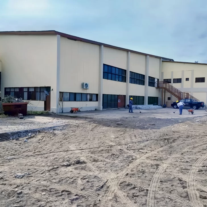 Alumno de 16 años agredió a una auxiliar docente y amenazó a compañeros en una escuela de Los Antiguos