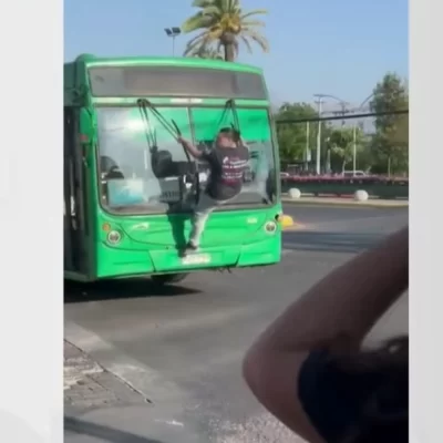 Video: hombre se colgó de un colectivo luego de que chocara su camioneta