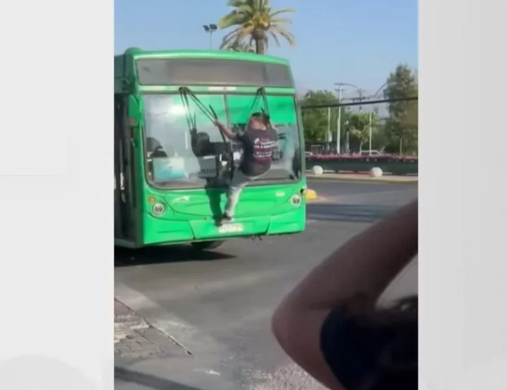 Video: hombre se colgó de un colectivo luego de que chocara su camioneta