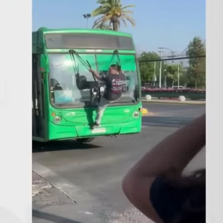 Video: hombre se colgó de un colectivo luego de que chocara su camioneta Video: hombre se colgó de un colectivo luego de que chocara su camioneta