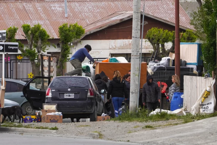  Momento en el que se realizaba el desalojo. FOTO: LEANDRO FRANCO/LA OPINIÓN AUSTRAL.