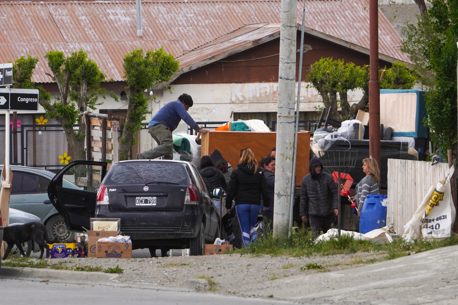 Momento en el que se realizaba el desalojo. FOTO: LEANDRO FRANCO/LA OPINIÓN AUSTRAL.