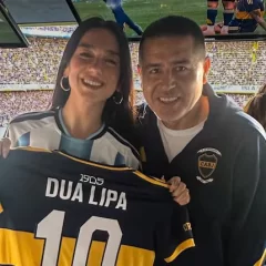 Así fue el encuentro de Dua Lipa con Juan Román Riquelme, el ídolo y presidente de Boca
