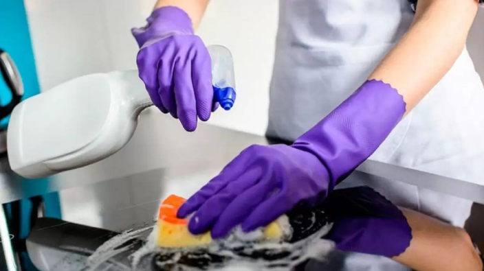 Aumentos y bono extraordinario para empleadas domésticas: así quedan las escalas salariales en diciembre 2025