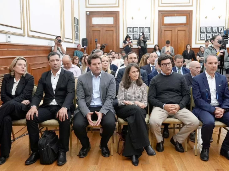  En las primeras filas participaron Inés Moronta, directora de Legales de Quintana Energy Investments SA y Quintana E&P Argentina SRL; Matías Eduardo Rodríguez, CEO de Brest; Santiago Egurza, director de Azruge SA; Silvana Chacra, directora de Roch; Juan Ignacio González Pedroso, presidente de Clear Petroleum SRL; y Gustavo Salerno, CEO de Patagonia Resources SA. Unos asientos más atrás se encontraba Gustavo Albrecht, CEO de Roch, junto a directores de Brest. En la segunda fila se ubicó José Lludgar, secretario general del Sindicato del Personal Jerárquico y Profesional del Petróleo y Gas Privado de la Patagonia Austral, acompañado por representantes de cámaras proveedoras de servicios. FOTO: GOBIERNO DE SANTA CRUZ..