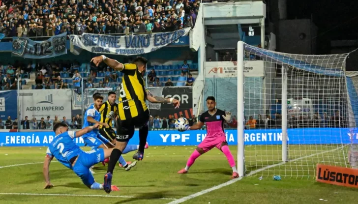 Estudiantes (RC) venció a Deportivo Madryn en la ida de la final del Reducido