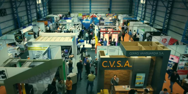  Todos los años, cientos de visitantes recorren los stands de la Expo Patagonia Minera 2025, que celebra la innovación y el desarrollo sustentable de la minería patagónica