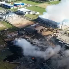 Diez industrias afectadas por el incendio en Ezeiza: el fuego está controlado y no hay heridos internados