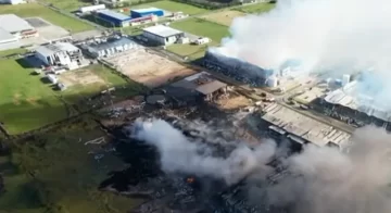 Diez industrias afectadas por el incendio en Ezeiza: el fuego está controlado y no hay heridos internados Diez industrias afectadas por el incendio en Ezeiza: el fuego está controlado y no hay heridos internados